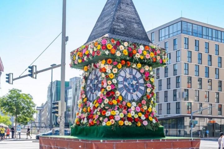 Mit Blumen geschmückter Uhrturm